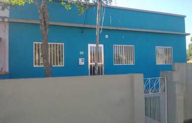 Imagem: A casa possui 3 Dormitórios, 1 Banheiro, 2 Vagas na garagem