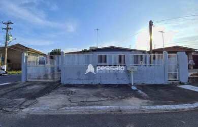 Imagem: A casa possui 3 Dormitórios, 2 Banheiros, 3 Vagas na garagem