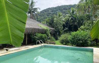 Imagem: A casa possui 4 Dormitórios, 5 Banheiros, 3 Vagas na garagem