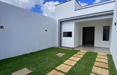 Imagem: A casa possui 3 Dormitórios, 1 Banheiro, 2 Vagas na garagem