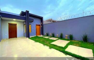 Imagem: A casa possui 3 Dormitórios, 2 Banheiros, 2 Vagas na garagem