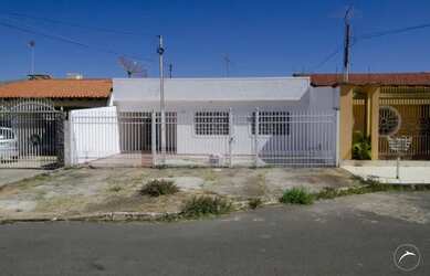 Imagem: A casa possui 3 Dormitórios, 3 Banheiros, 3 Vagas na garagem