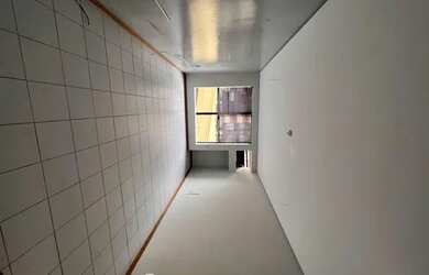 Imagem: A casa possui 1 Dormitório, 1 Banheiro, 1 Vaga na garagem