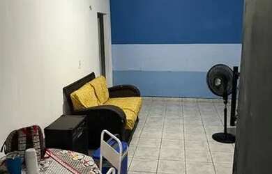 Imagem: A casa possui 3 Dormitórios, 1 Banheiro, 1 Vaga na garagem