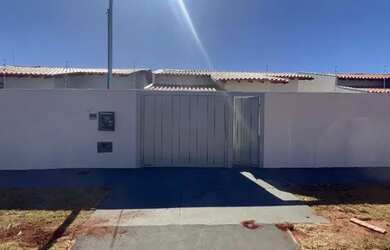 Imagem: A casa possui 2 Dormitórios, 2 Banheiros, 2 Vagas na garagem