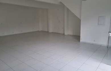 Imagem: A casa possui 4 Dormitórios, 1 Banheiro, 2 Vagas na garagem