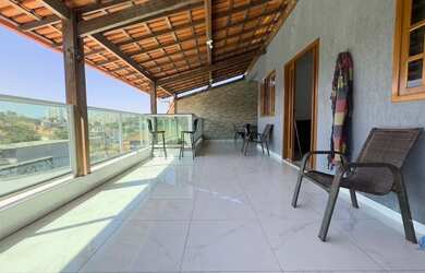 Imagem: A casa possui 4 Dormitórios, 3 Banheiros, 5 Vagas na garagem