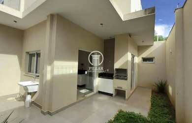 Imagem: A casa possui 3 Dormitórios, 2 Banheiros, 2 Vagas na garagem