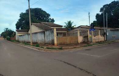 Imagem: A casa possui 3 Dormitórios, 1 Banheiro, 4 Vagas na garagem