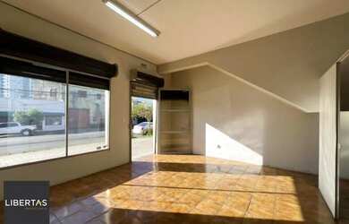 Imagem: O depósito possui 3 Vagas na garagem, 291m² de Área e está