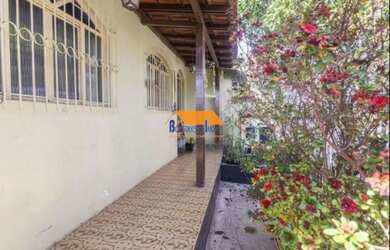 Imagem: A casa possui 4 Dormitórios, 3 Banheiros, 3 Vagas na garagem