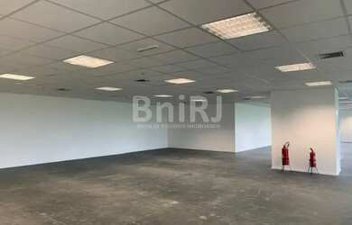 Imagem: O depósito possui 5 Vagas na garagem, 340m² de Área e está