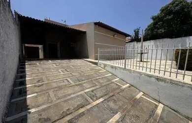 Imagem: A casa possui 3 Dormitórios, 4 Banheiros, 4 Vagas na garagem