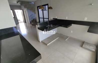 Imagem 7: Casa com 3 suítes disponível para locação no bairro Bosque dos Buritis...