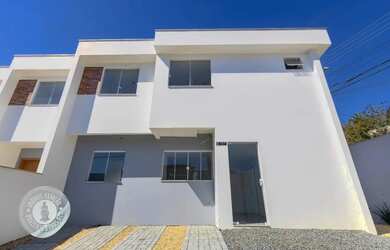 Imagem: A casa possui 3 Dormitórios, 3 Banheiros, 2 Vagas na garagem