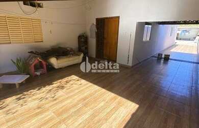 Imagem: A casa possui 3 Dormitórios, 2 Banheiros, 5 Vagas na garagem