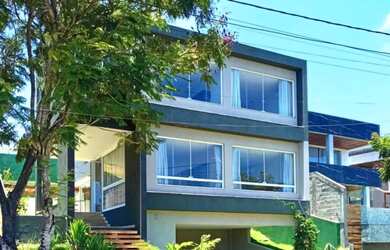 Imagem: A casa em condomínio possui 4 Dormitórios, 5 Banheiros, 2