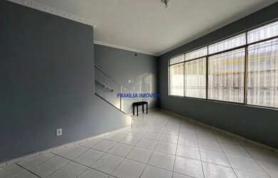 Imagem: A casa possui 3 Dormitórios, 3 Banheiros, 2 Vagas na garagem