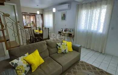 Imagem: A casa possui 4 Dormitórios, 2 Banheiros, 1 Vaga na garagem