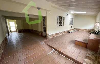 Imagem: A casa possui 3 Dormitórios, 2 Banheiros, 2 Vagas na garagem