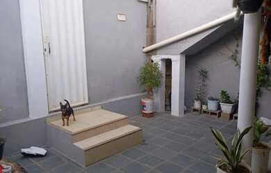 Imagem: A casa possui 3 Dormitórios, 1 Banheiro, 2 Vagas na garagem