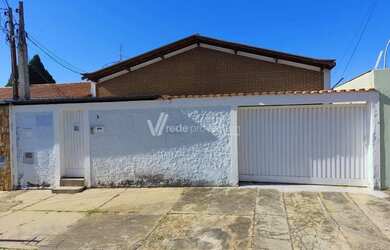 Imagem: A casa possui 3 Dormitórios, 3 Banheiros, 4 Vagas na garagem