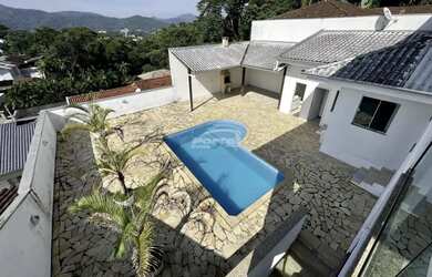 Imagem: A casa possui 4 Dormitórios, 5 Banheiros, 3 Vagas na garagem