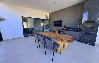 Imagem: A casa em condomínio possui 3 Dormitórios, 3 Banheiros, 4