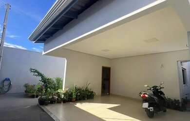 Imagem: A casa possui 3 Dormitórios, 2 Banheiros e está localizado