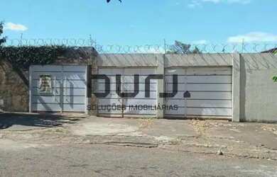 Imagem: A casa possui 3 Dormitórios, 2 Banheiros, 450m² de Área e