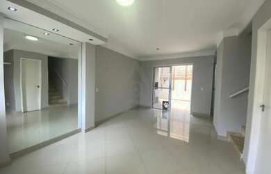 Imagem: A casa em condomínio possui 3 Dormitórios, 1 Banheiro, 2 Vagas