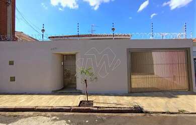 Imagem: A casa possui 3 Dormitórios, 2 Banheiros, 1 Vaga na garagem