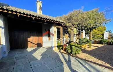 Imagem: A casa possui 4 Dormitórios, 3 Banheiros, 2 Vagas na garagem