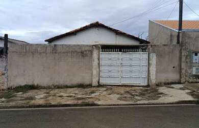 Imagem: A casa possui 2 Dormitórios, 1 Banheiro, 1 Vaga na garagem