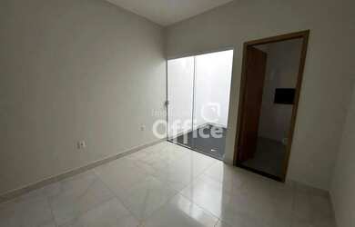 Imagem: A casa possui 3 Dormitórios, 1 Banheiro, 1 Vaga na garagem