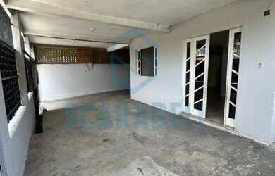 Imagem: A casa possui 2 Dormitórios, 2 Banheiros, 2 Vagas na garagem