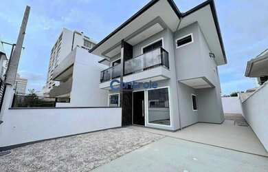 Imagem: A casa possui 3 Dormitórios, 3 Banheiros, 2 Vagas na garagem