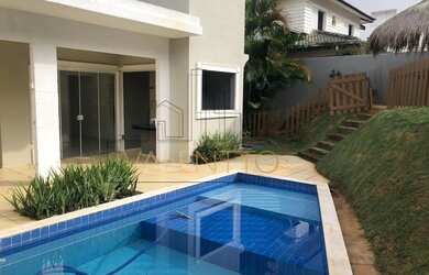 Imagem: A casa em condomínio possui 4 Dormitórios, 5 Banheiros, 4