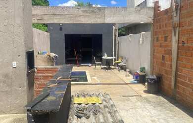 Imagem: A casa possui 1 Dormitório, 1 Banheiro, 1 Vaga na garagem