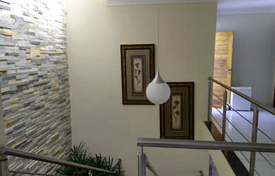 Imagem: A casa em condomínio possui 4 Dormitórios, 5 Banheiros, 4