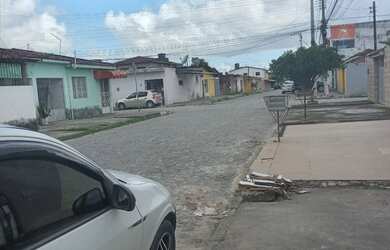 Imagem: A casa possui 3 Dormitórios e 1 Banheiro e está localizado