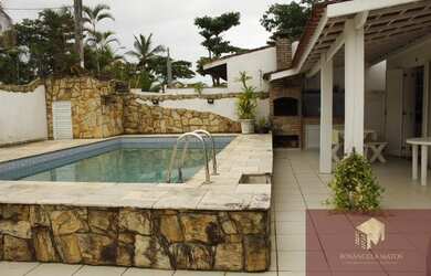 Imagem: A casa possui 3 Dormitórios, 3 Banheiros, 3 Vagas na garagem