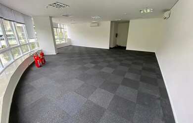 Imagem: O depósito possui 1 Vaga na garagem e 100m² de Área e está