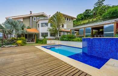 Imagem: A casa possui 5 Dormitórios, 5 Banheiros e 890m² de Área