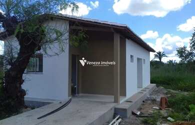 Imagem: A casa possui 3 Dormitórios, 1 Banheiro, 1 Vaga na garagem