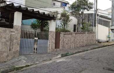 Imagem: A casa possui 2 Dormitórios, 1 Banheiro, 2 Vagas na garagem