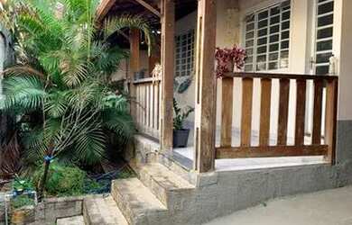 Imagem: A casa possui 3 Dormitórios, 2 Banheiros, 2 Vagas na garagem