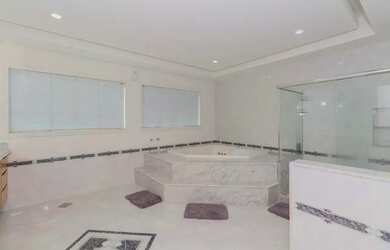 Imagem 16: Casa de condomínio para venda possui 700 metros quadrados com 5 quartos