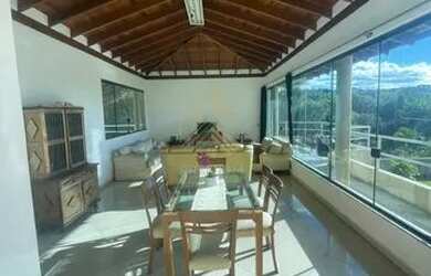 Imagem: A casa em condomínio possui 4 Dormitórios, 3 Banheiros, 2