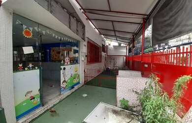 Imagem: O depósito possui 1 Vaga na garagem e 380m² de Área e está